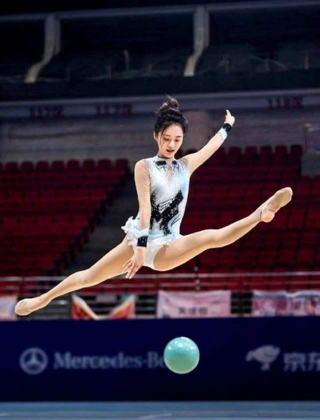 她是《花千骨》的糖宝，曾经觉得她一般，后来穿旗袍美到认不出！